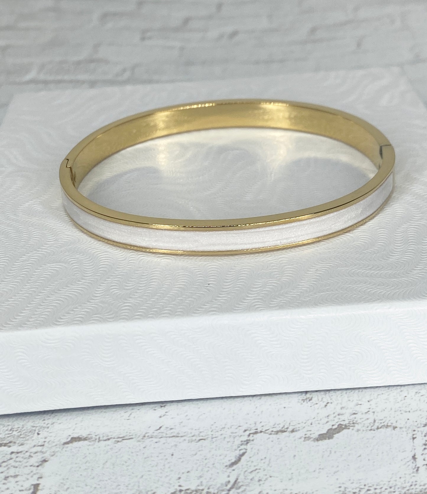 White 18k gold bangle