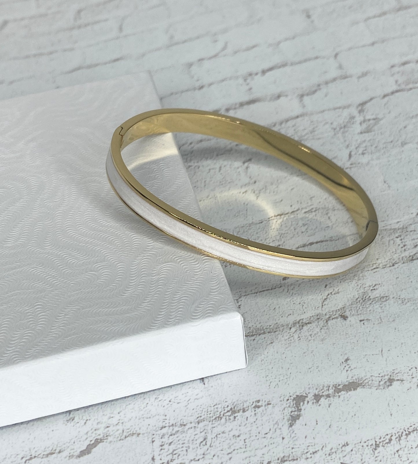 White 18k gold bangle
