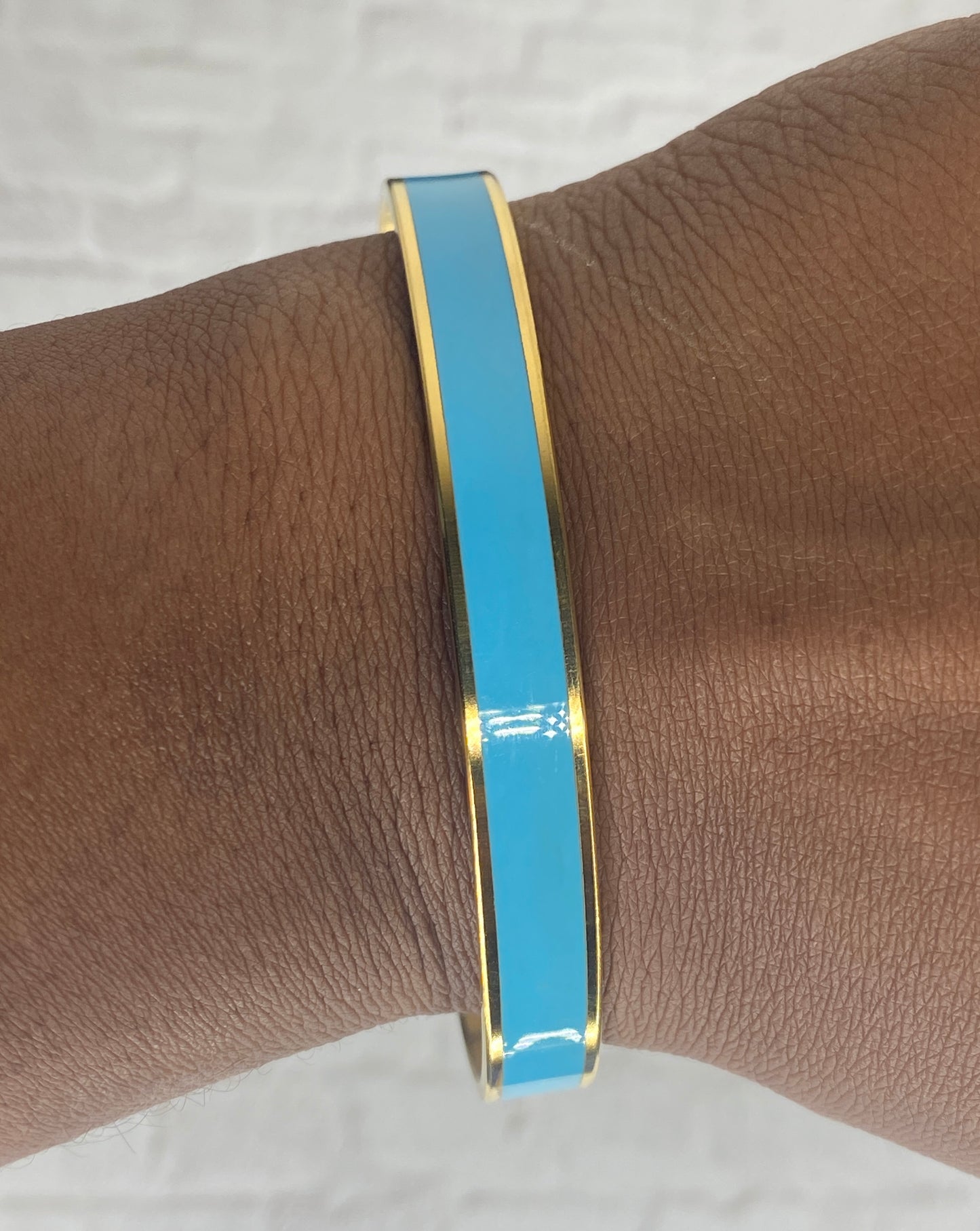 Beautiful blue 18k gold bangle