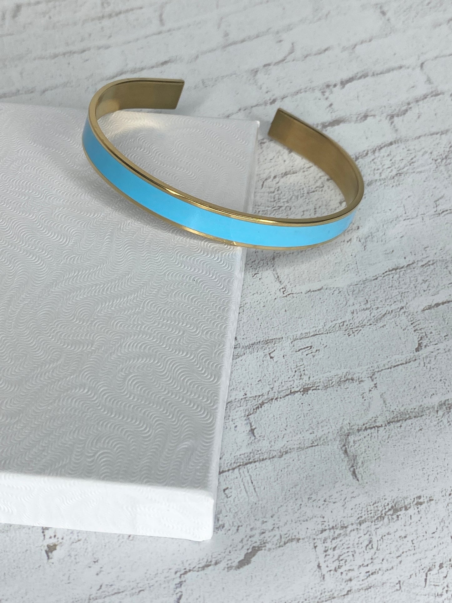 Beautiful blue 18k gold bangle